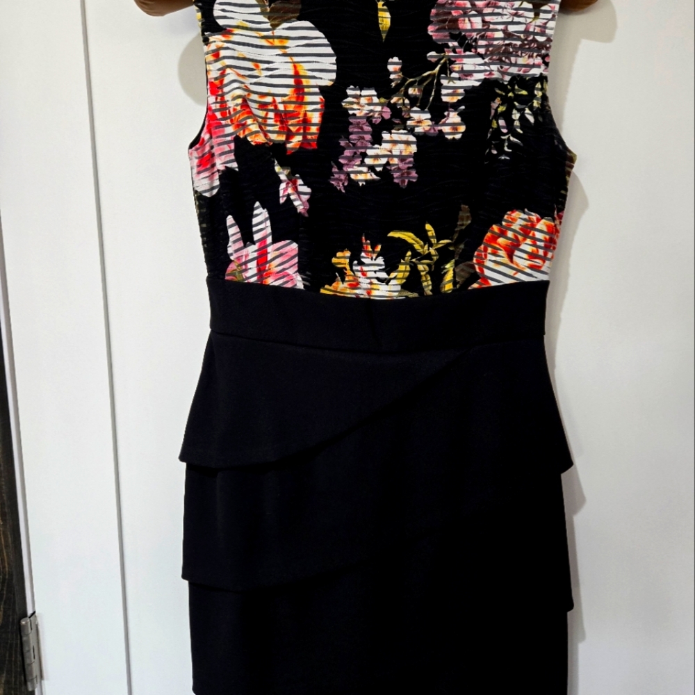 Connected Apparel Black & Floral top Size 6 Sleeveless Back Zipper Floral top.